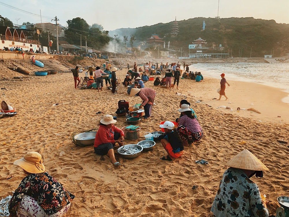 Buying a variety of fresh seafood directly from local fishermen